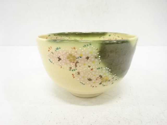 Tea bowl, Maeda Hosen ware, Cherry blossoms in overglaze enamels in gold
